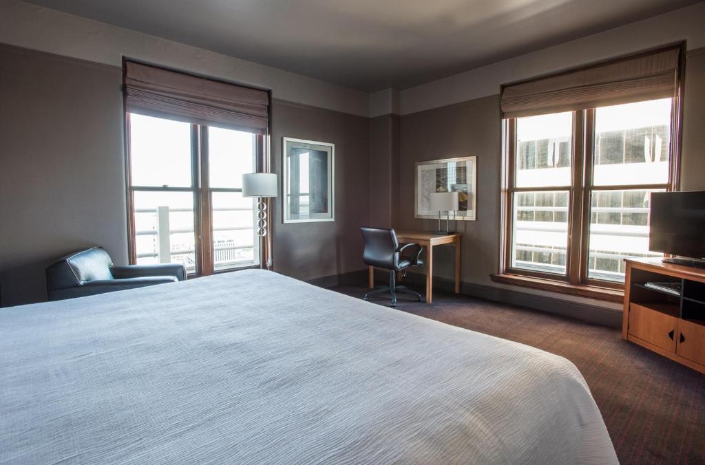 Postel nebo postele na pokoji v ubytování Magnolia Hotel Downtown Dallas