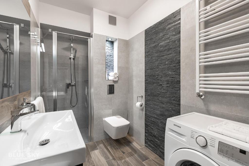 Koupelna v ubytování Apartamenty BlueSky - Ogrodnicza 7 i 9 - z widokiem na góry, w zielonej okolicy, blisko centrum i atrakcji Karpacza