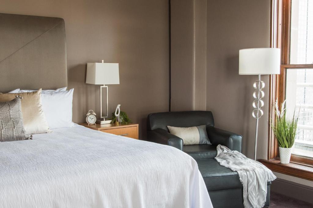Magnolia Hotel Downtown Dallas - Chambre Queen - Accès Handicapés