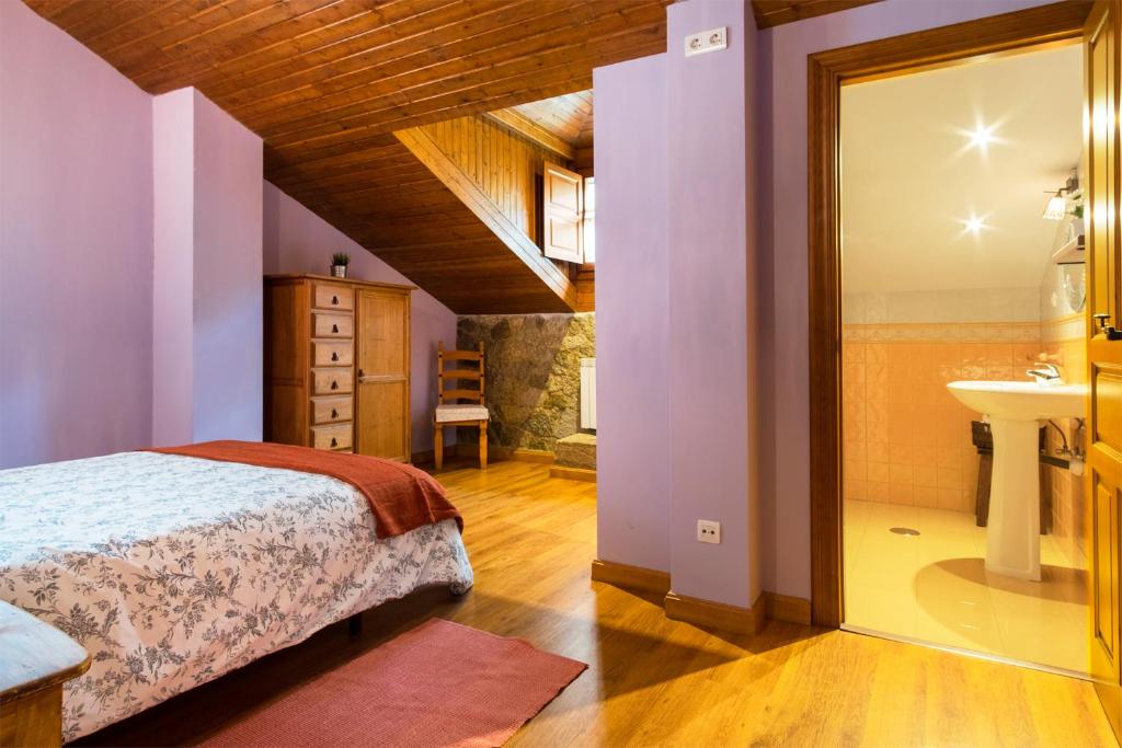 a bedroom with a bed and a sink at Apartamentos Blanca Senda del Oso in Páramo