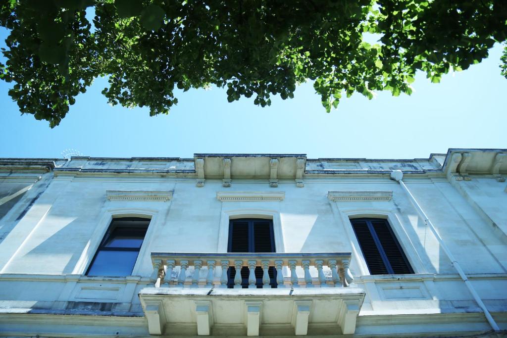 un edificio blanco con balcón en la parte superior en Suite San Biagio, en Lecce
