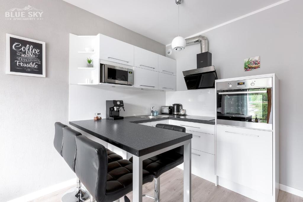 Kuchyň nebo kuchyňský kout v ubytování Apartamenty BlueSky - Ogrodnicza 7 i 9 - z widokiem na góry, w zielonej okolicy, blisko centrum i atrakcji Karpacza
