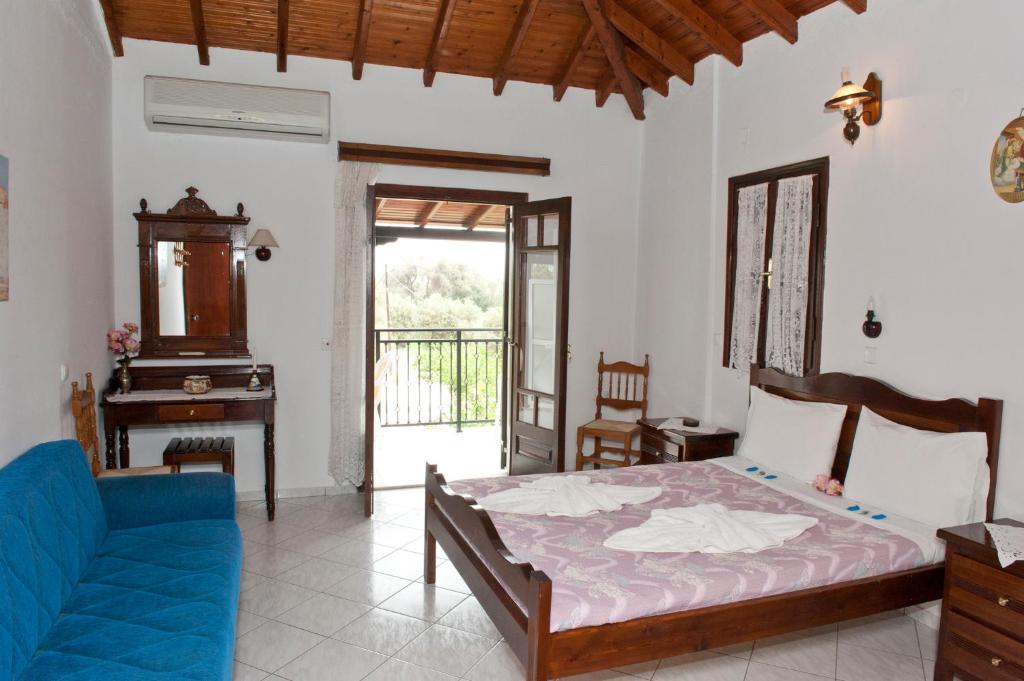 1 dormitorio con cama, sofá y mesa en Katerina Apartments, en Marathokampos