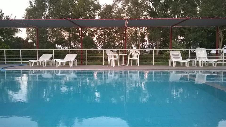 Bazén v ubytování Kipriotis Hotel nebo v jeho okolí