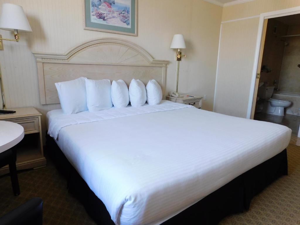 Postel nebo postele na pokoji v ubytování Ramada by Wyndham North Bergen