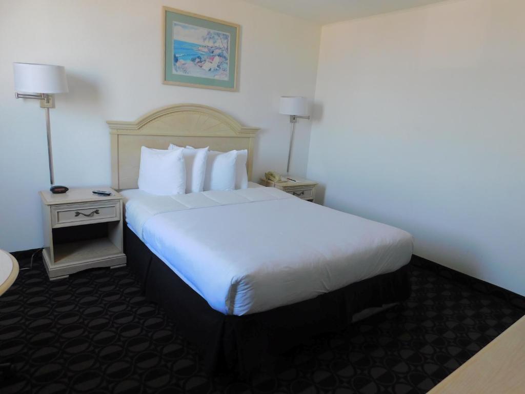 Postel nebo postele na pokoji v ubytování Ramada by Wyndham North Bergen