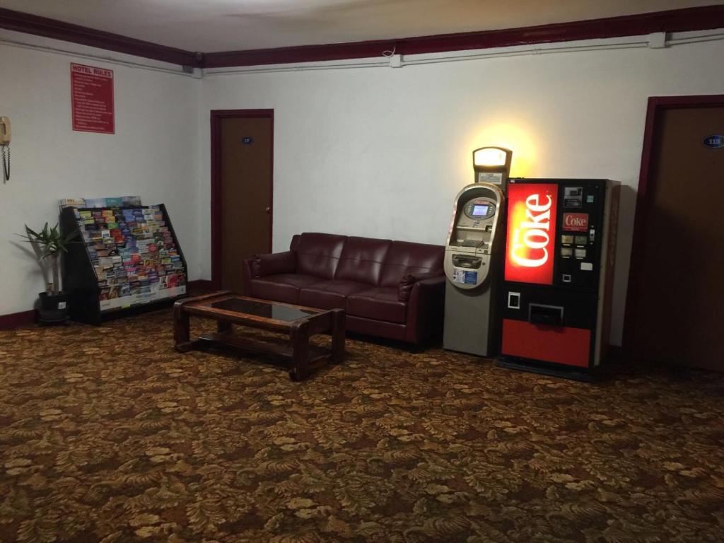ein Wohnzimmer mit einem Sofa und einer Soda-Maschine in der Unterkunft Roxy Hotel in Los Angeles