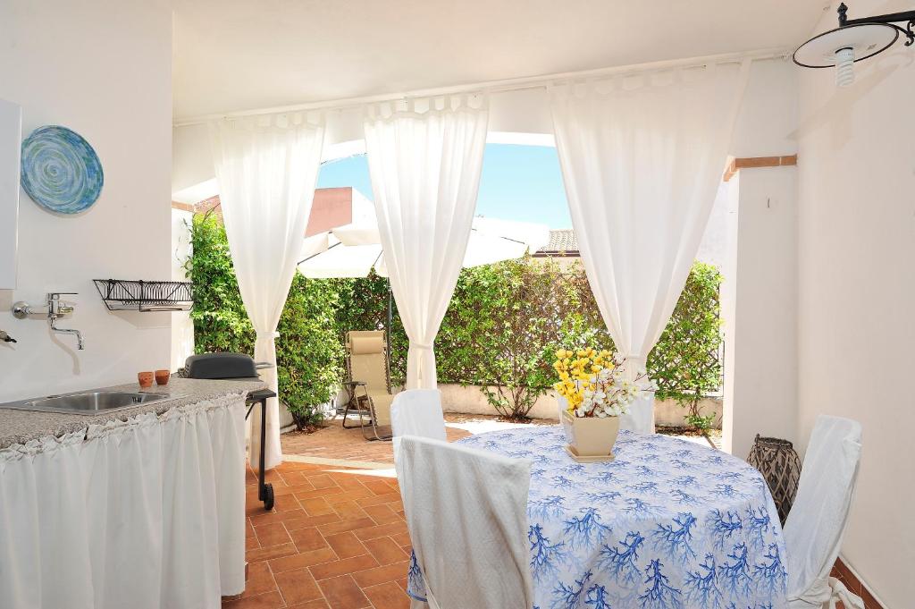 una cucina con tavolo e tovaglia blu e bianca di La casa di Leo a Santa Maria Navarrese