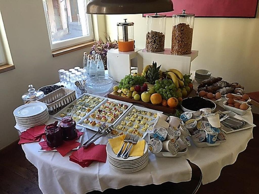un tavolo con un buffet di cibo sopra di Hotel Concordia a Porlezza
