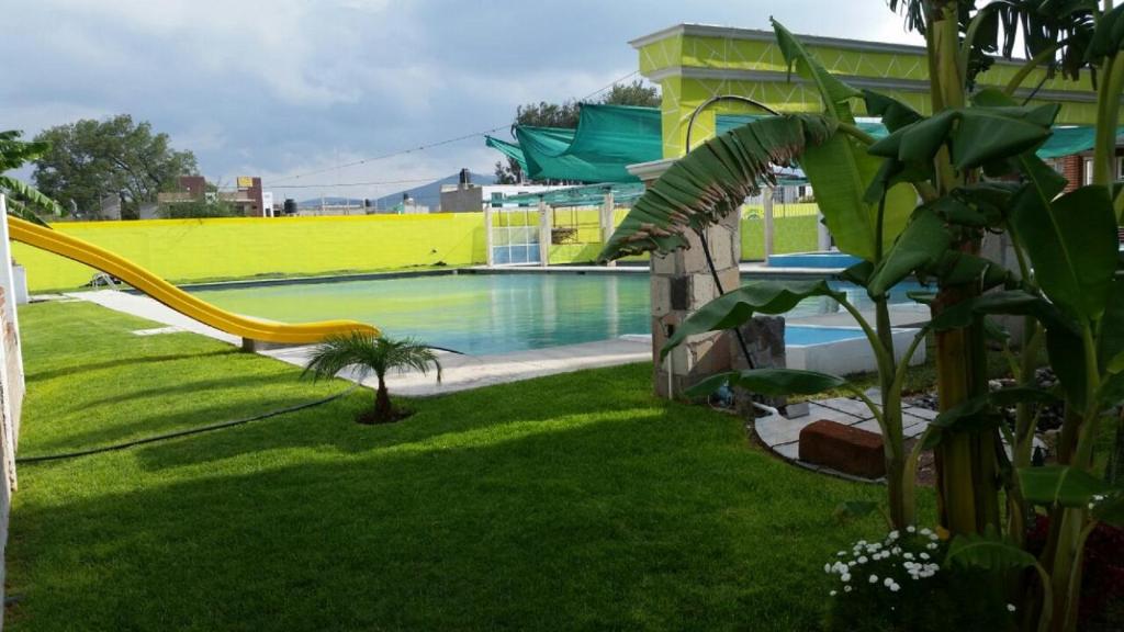 Bazén v ubytování Hotel Cipreses nebo v jeho okolí