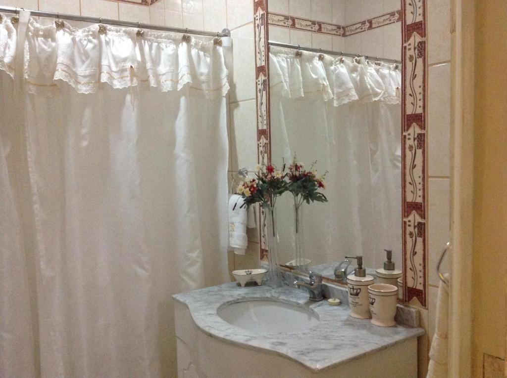Ένα μπάνιο στο Hostal Renoir