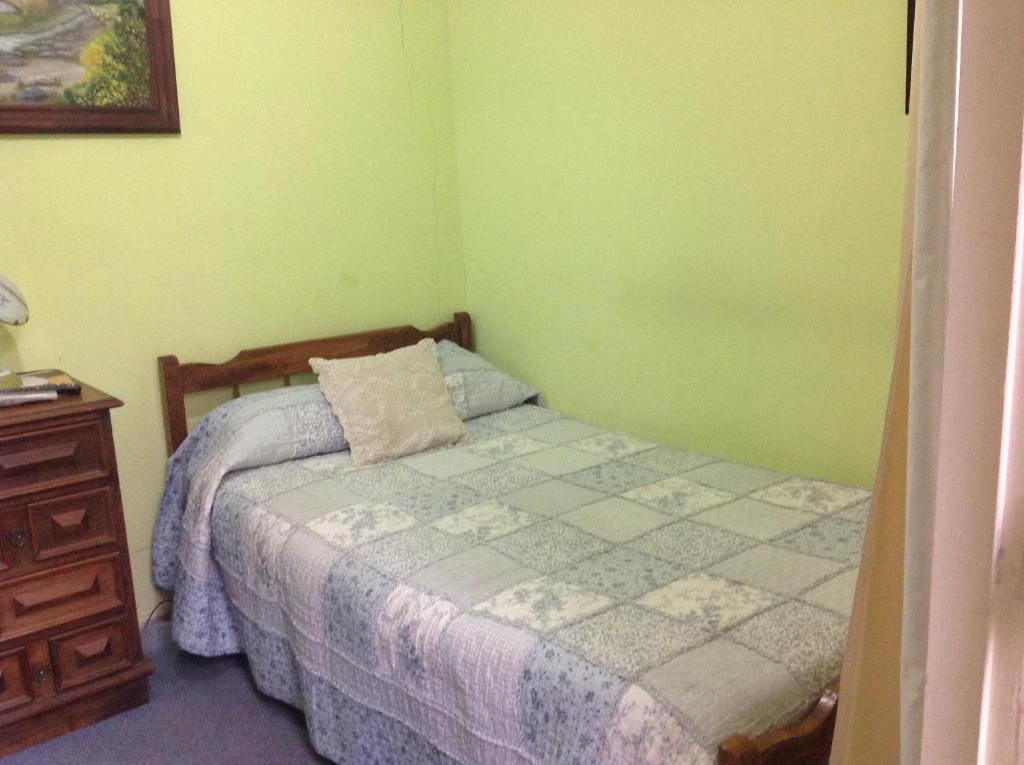 Ένα ή περισσότερα κρεβάτια σε δωμάτιο στο Hostal Renoir