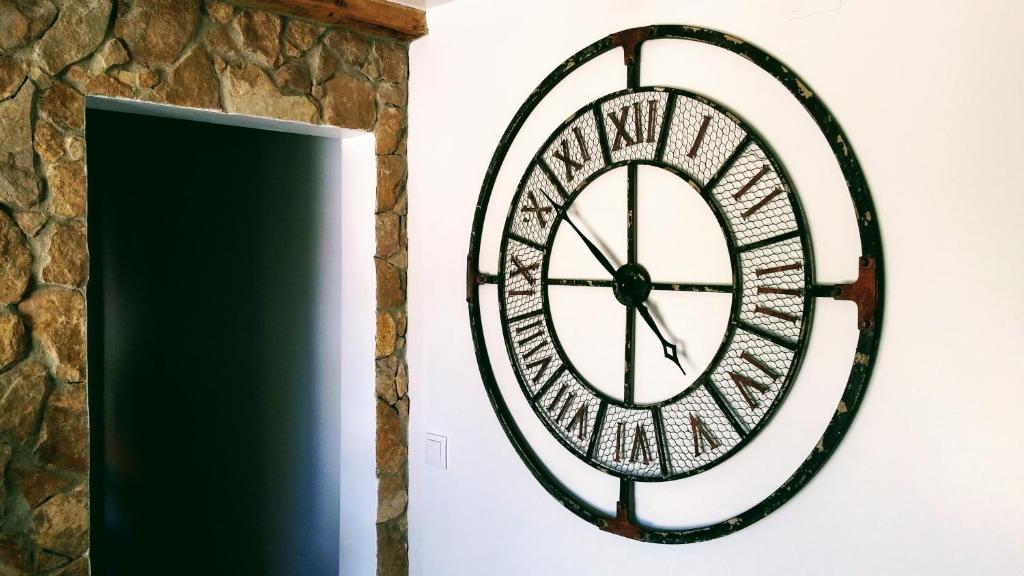 Snug Houseguests - 8