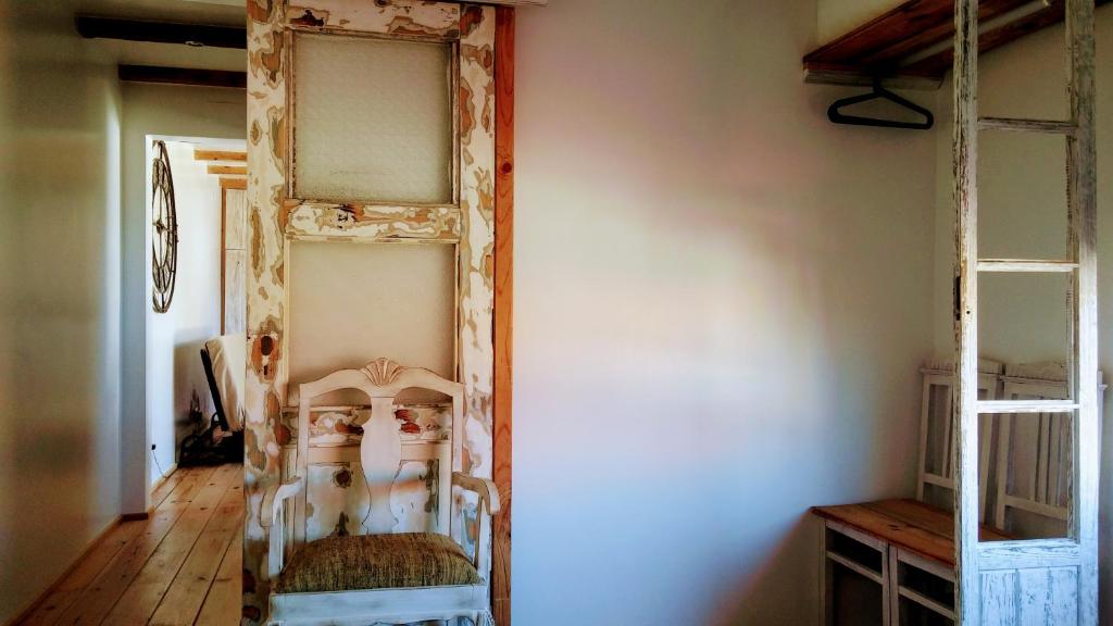 Snug Houseguests - 5