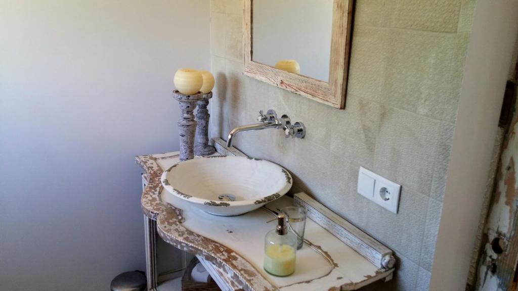 Snug Houseguests - 12