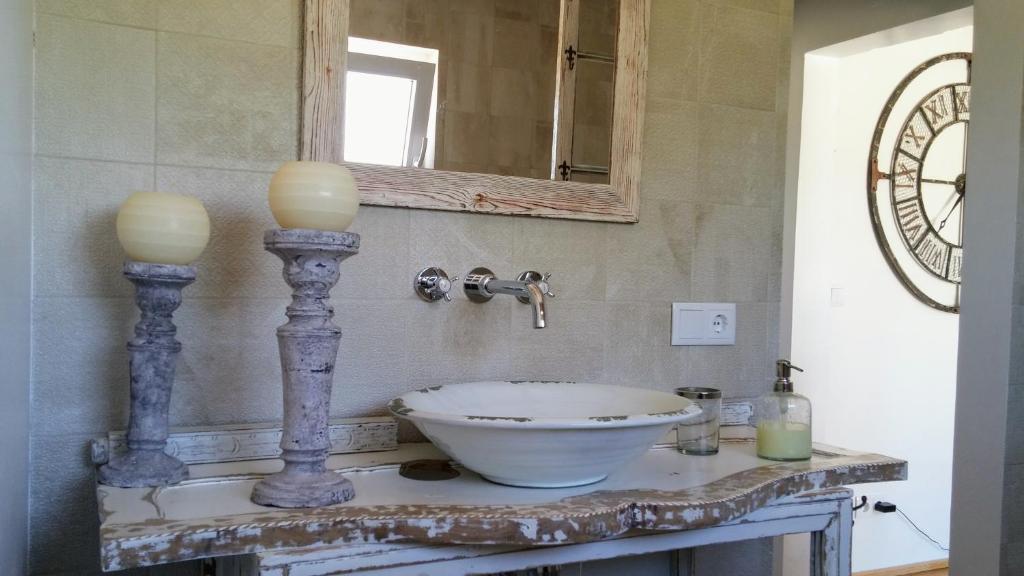 Snug Houseguests - 7