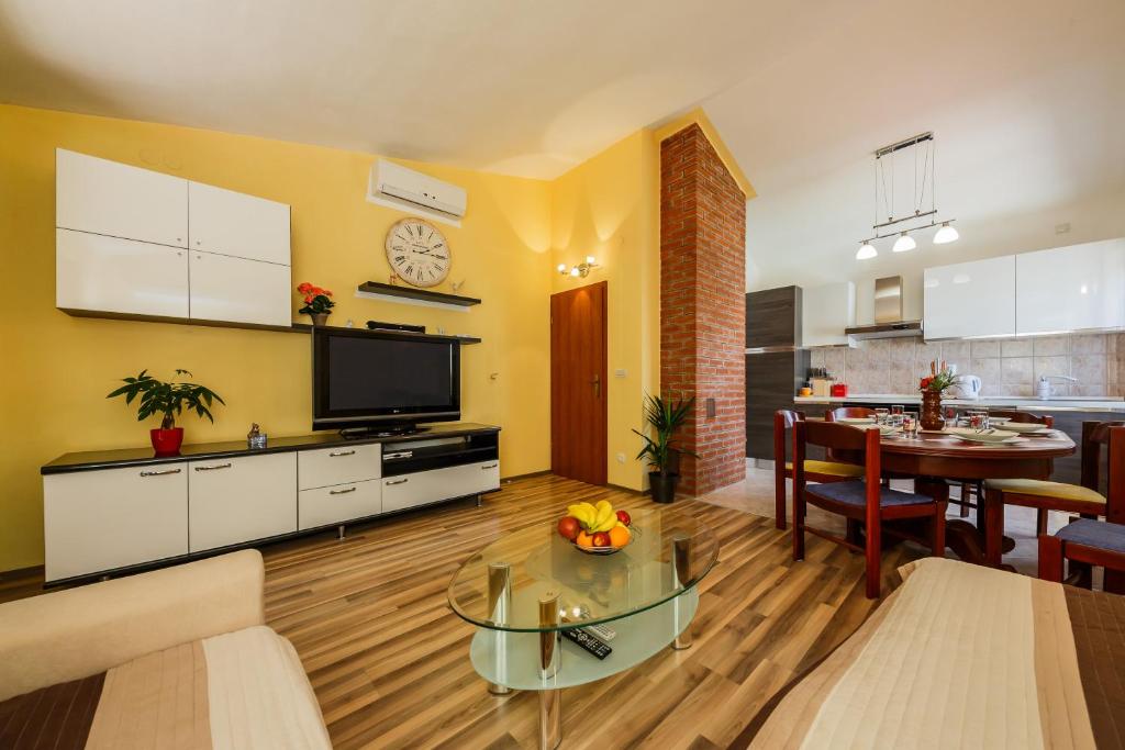 卡什泰拉Two apartments near the sea的带厨房和餐厅的客厅