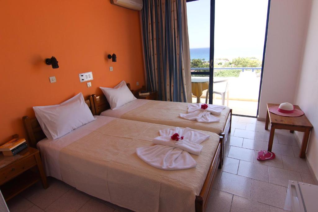Postel nebo postele na pokoji v ubytování Lofos Hotel