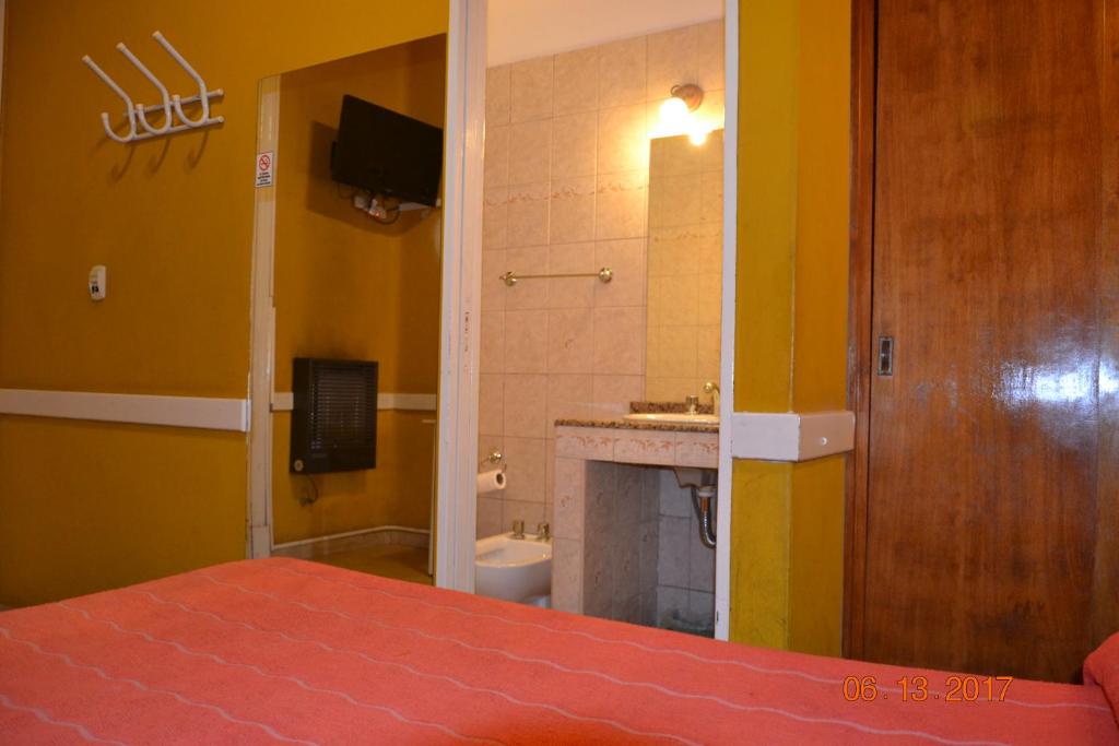a bedroom with a bathroom with a sink and a toilet at Hotel Victoria in Bahía Blanca