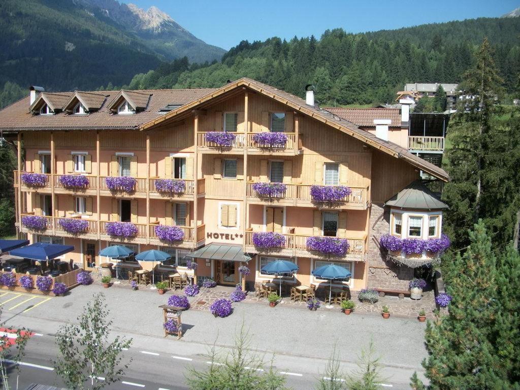 Nespecifikovaný výhled na hory nebo výhled na hory při pohledu z hotelu