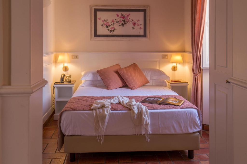 um quarto com uma cama com duas mesas e dois candeeiros em Aenea Superior Inn em Roma