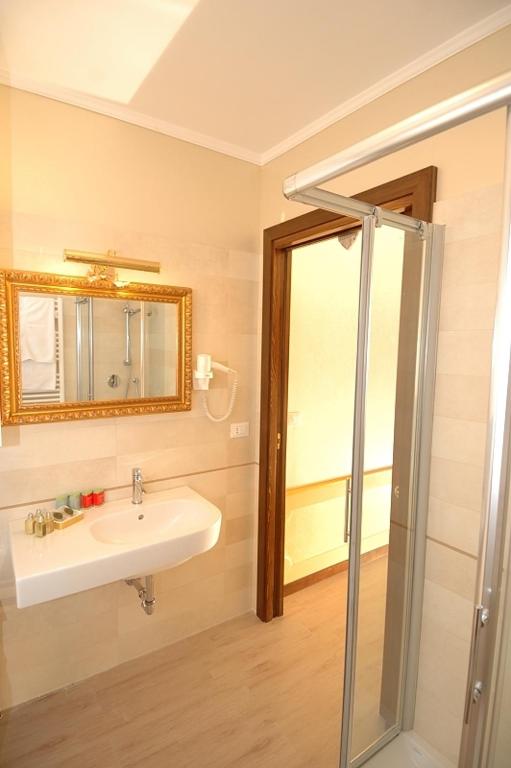 A bathroom at Corte dei Santi
