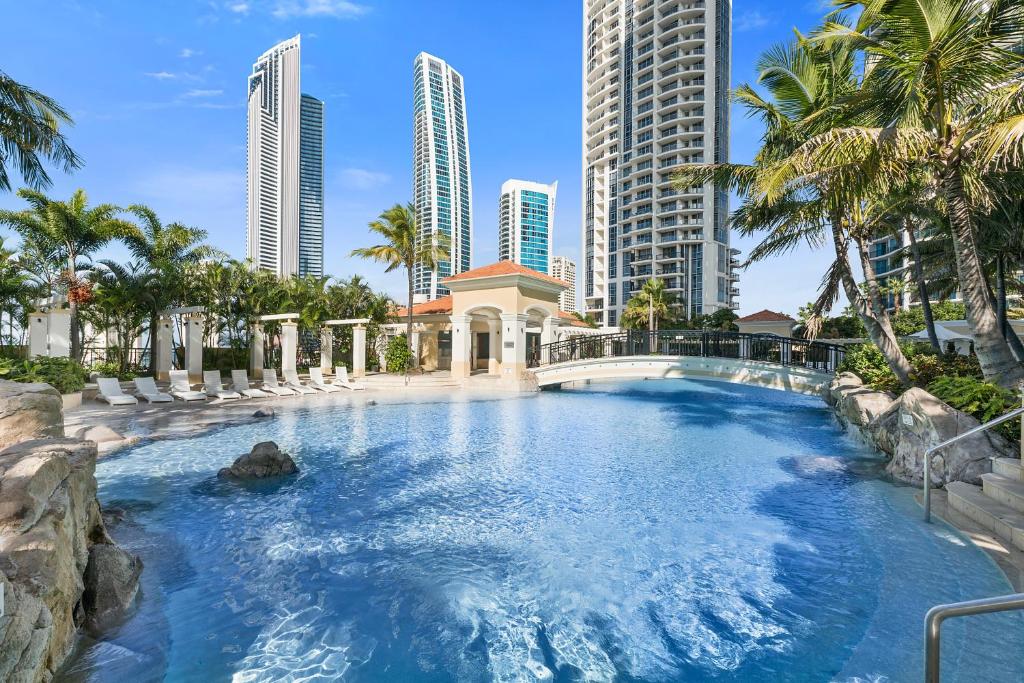 ゴールドコーストにあるChevron Renaissance - HR Surfers Paradiseの高層ビルが立ち並ぶ都市の真ん中のプール