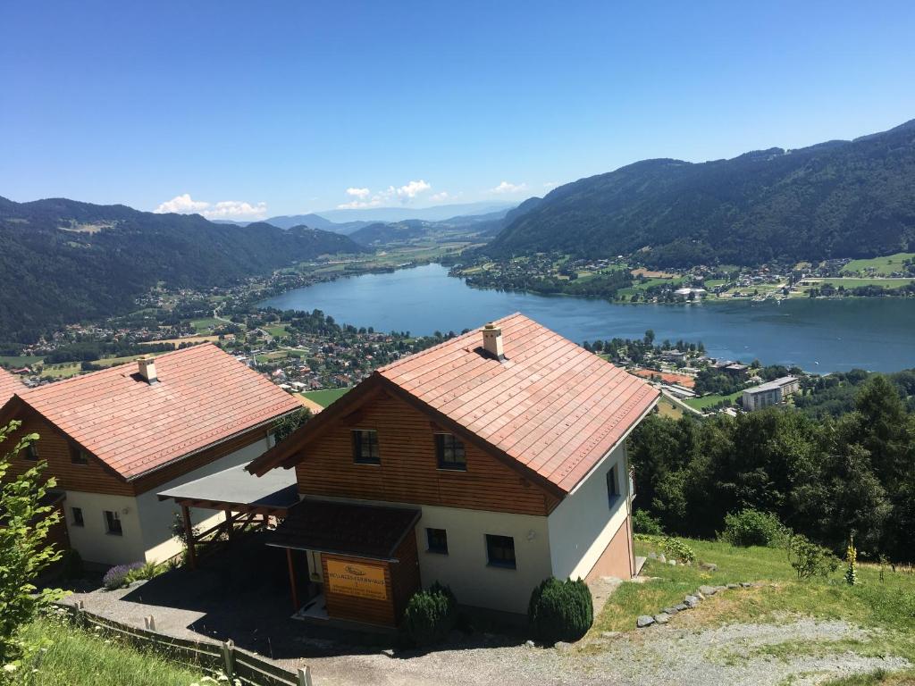 ein Haus auf einem Hügel mit Seeblick in der Unterkunft Mathiasl Wellness-Ferienhäuser in Bodensdorf