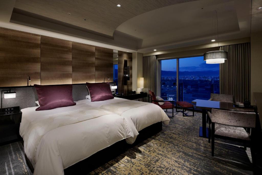 Postel nebo postele na pokoji v ubytování Hotel Granvia Kyoto