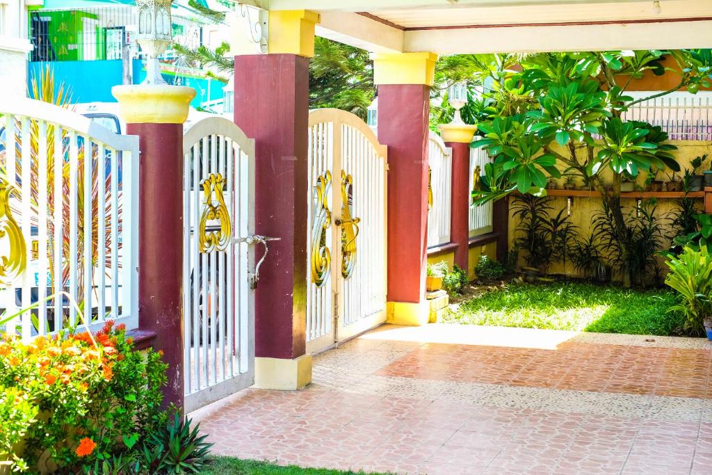 biała brama przed domem w obiekcie Entire House with 4 rooms near SM Molino and Vermosa Ayala w mieście Imus