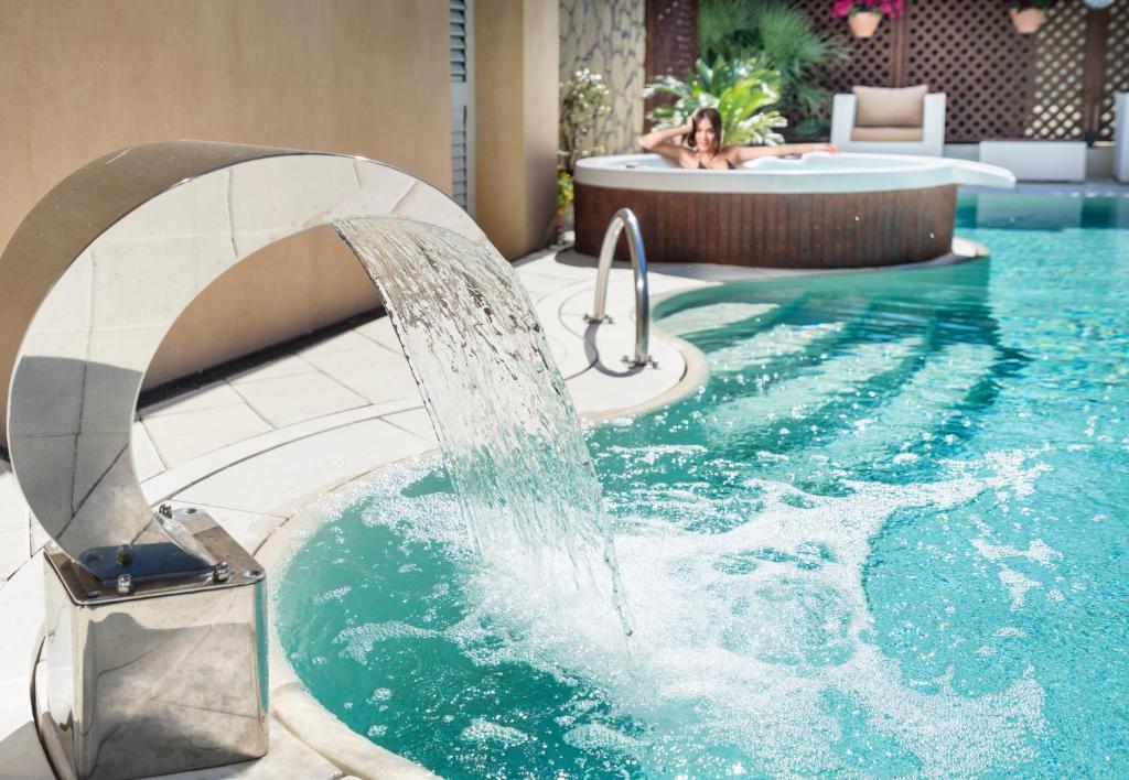 Bazén v ubytování Hotel Bellerofonte nebo v jeho okolí