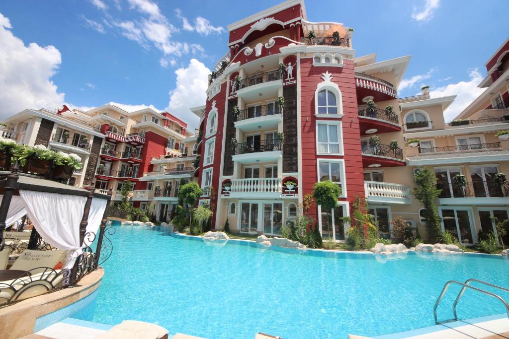 サニービーチにあるMessembria Resort - Menada Apartmentsの大きなスイミングプール付きの大きなアパートメントです。
