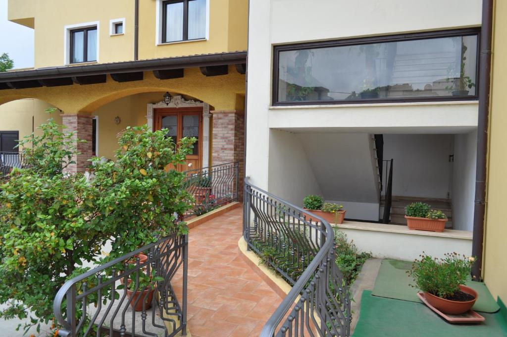 un balcón de una casa con macetas en Hotel Duca Di Calabria, en Serra San Bruno