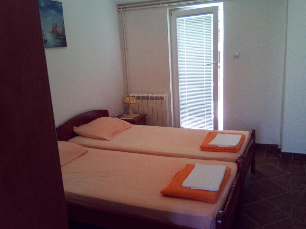 Postel nebo postele na pokoji v ubytování Apartments Mitrović Podličak