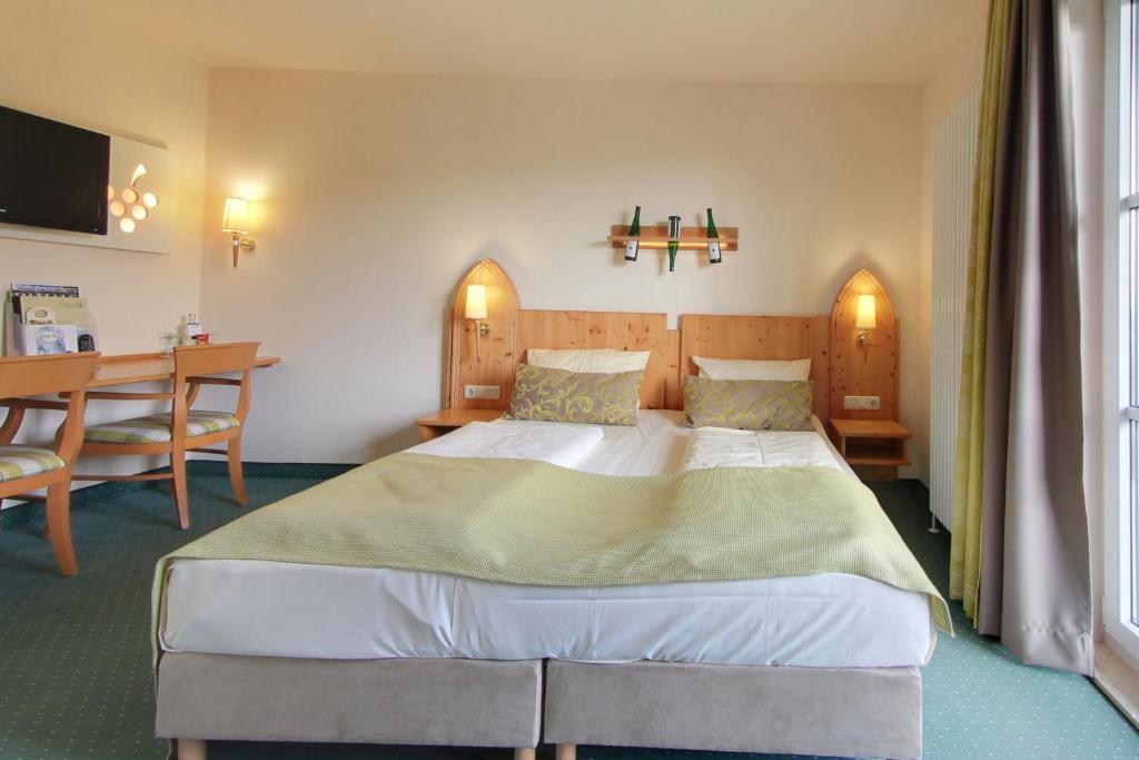 Postel nebo postele na pokoji v ubytování Akzent Waldhotel Rheingau