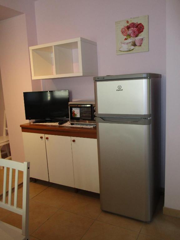 kuchnia z lodówką i komputerem na ladzie w obiekcie Appartamenti Di Laura w mieście Pastrengo