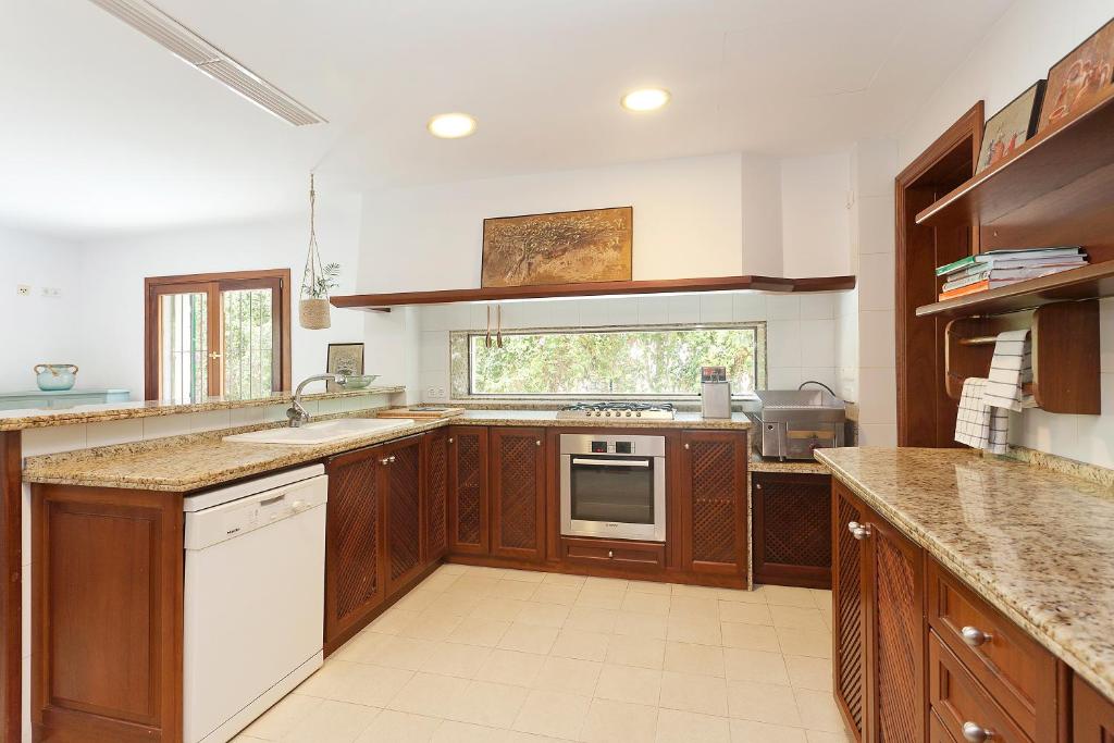 Kuchyň nebo kuchyňský kout v ubytování Ses Gerres Beach House