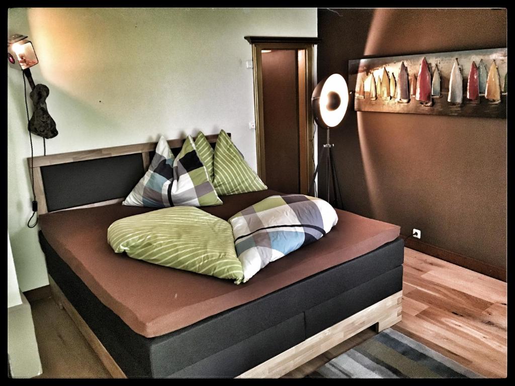 ザンクト・ヴォルフガングにあるFerienwohnung Markt 21のベッド(枕付)が備わる客室です。
