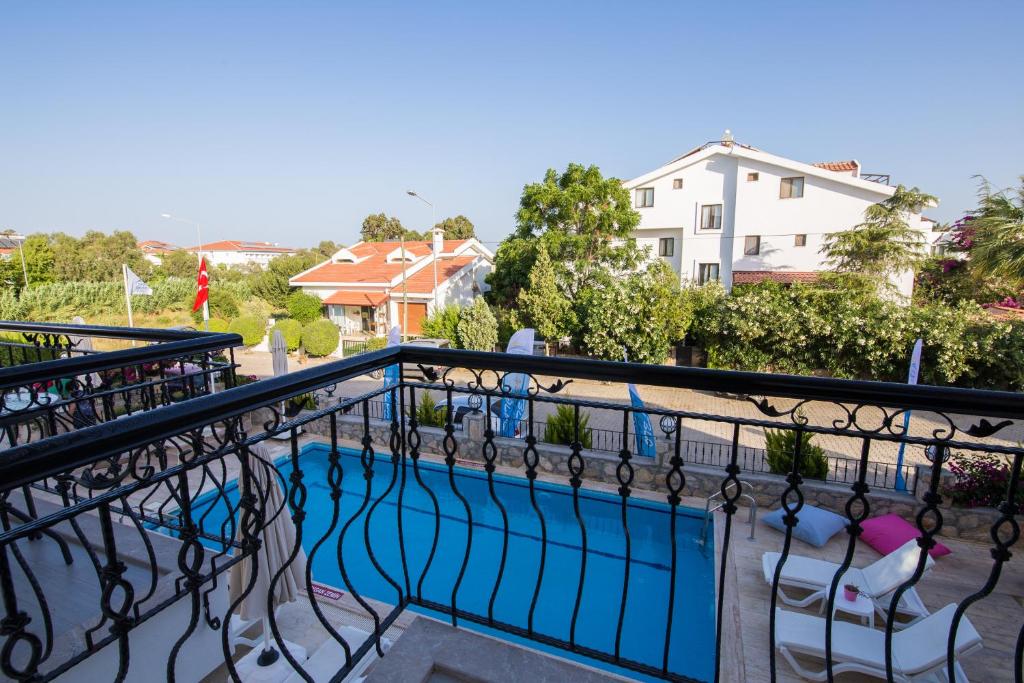 Bazén v ubytování Datca Beyaz Ev Hotel nebo v jeho okolí
