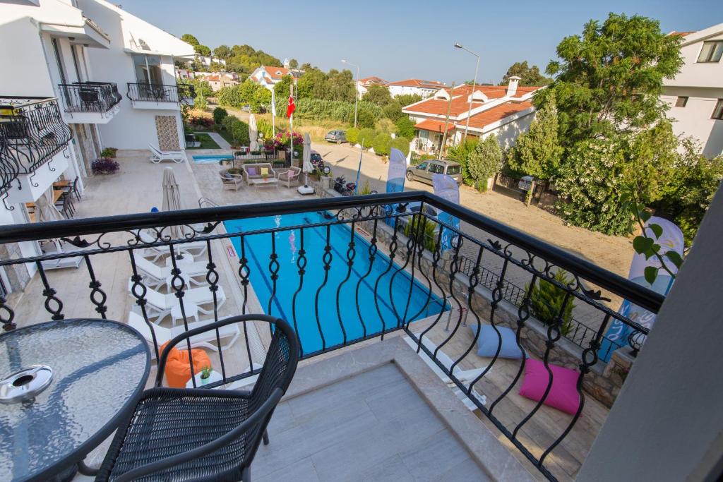 Bazén v ubytování Datca Beyaz Ev Hotel nebo v jeho okolí