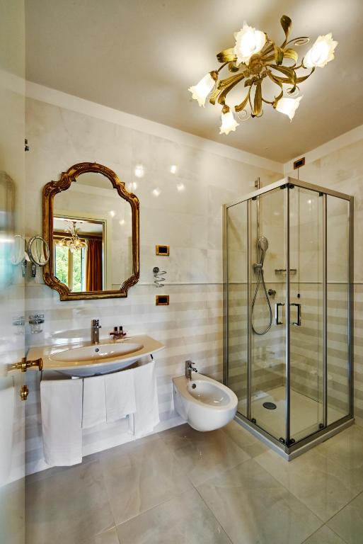 a bathroom with two sinks and a shower and a mirror at Hotel Gardena in Venice