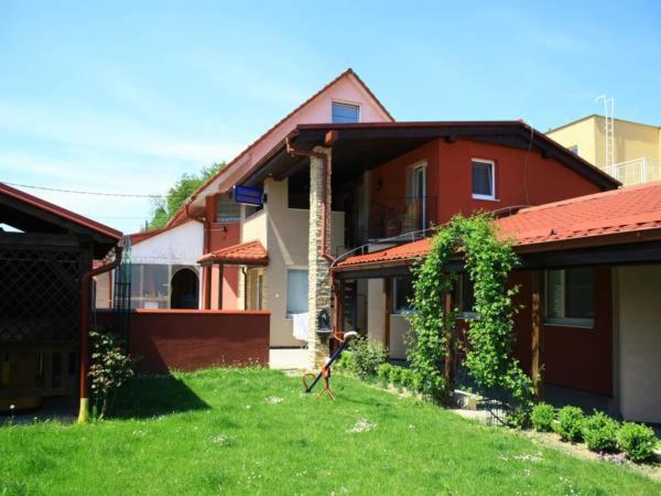 un grupo de casas con césped en el patio en Penzión Rudolf en Prievidza