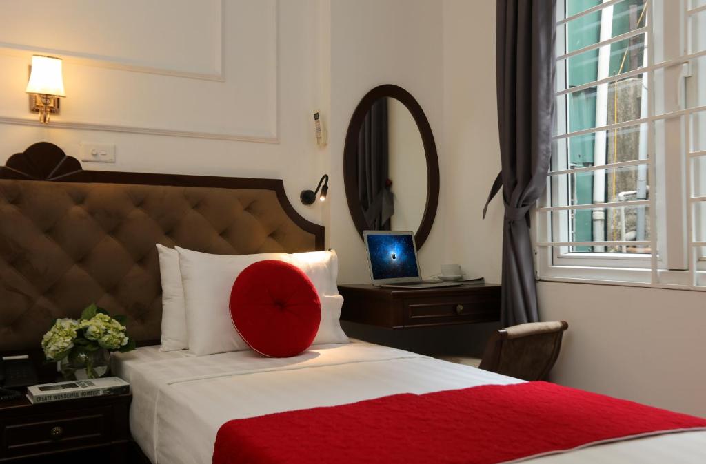Postel nebo postele na pokoji v ubytování Hanoi La Vision Hotel
