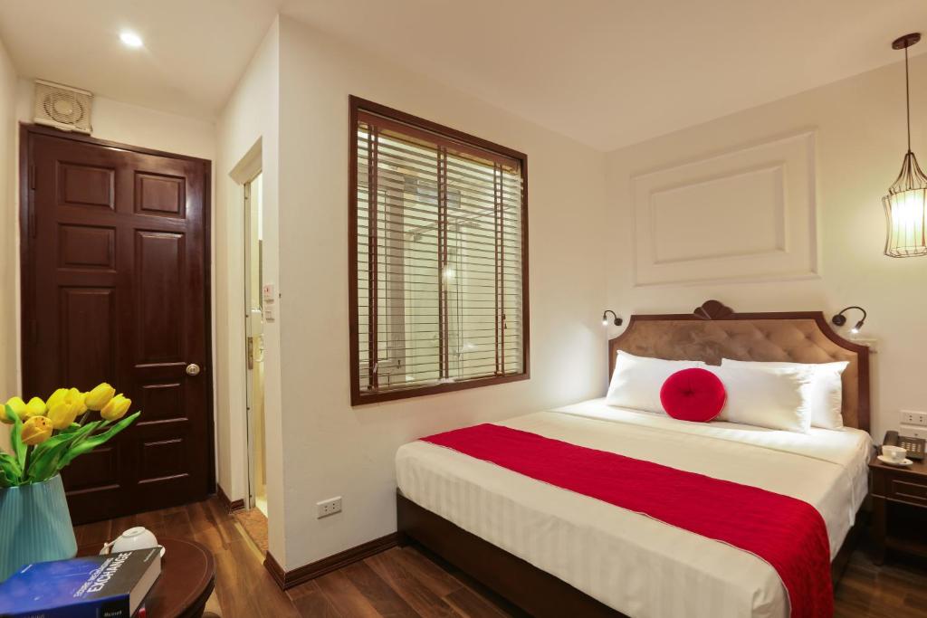 Postel nebo postele na pokoji v ubytování Hanoi La Vision Hotel