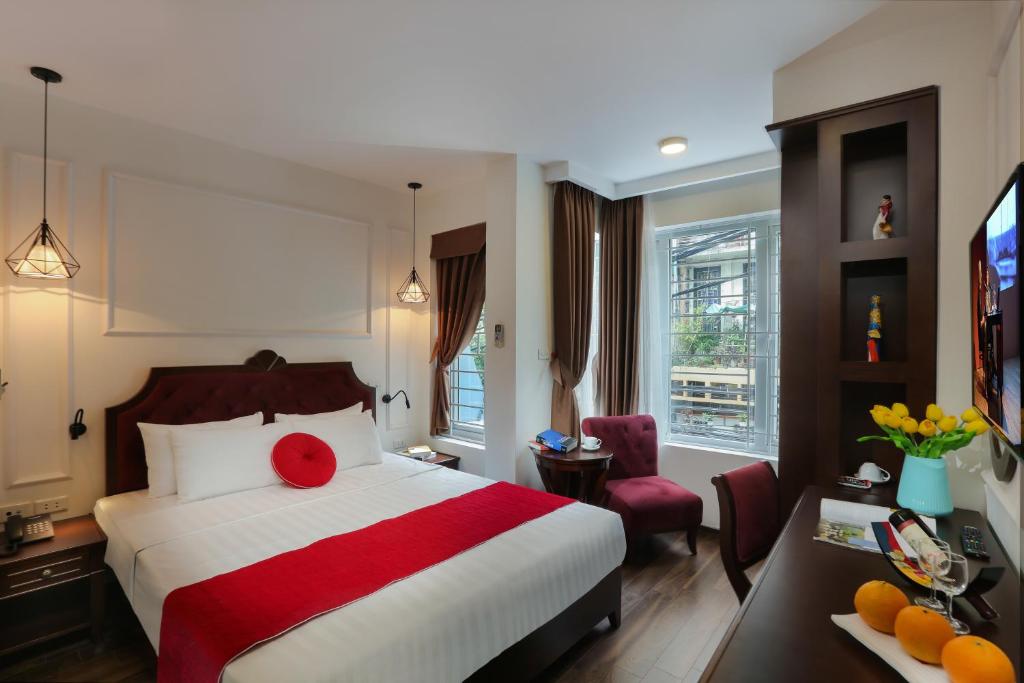 Postel nebo postele na pokoji v ubytování Hanoi La Vision Hotel