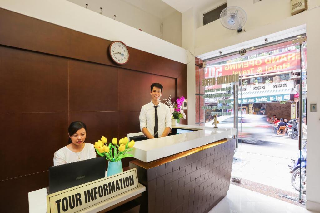 Členové personálu v ubytování Hanoi La Vision Hotel