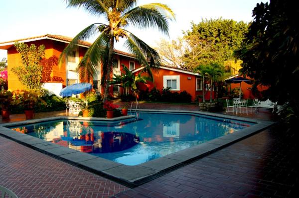 una gran piscina frente a una casa en Hotel San Joaquin SA de CV en Colima