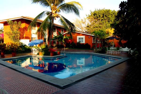 a large swimming pool in front of a house at Hotel San Joaquin SA de CV in Colima