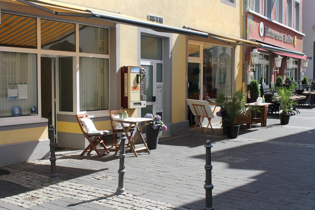 eine Straße mit einem Tisch und Stühlen vor einem Geschäft in der Unterkunft Fe Wo Am Alten Rathaus in Andernach