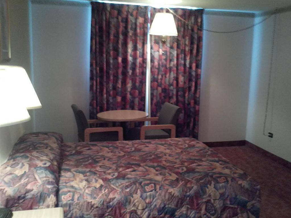 Postel nebo postele na pokoji v ubytování Empire Inn
